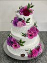 Tort weselny z fioletowymi kwiatami