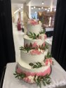 Tort weselny z kwiatami i różowymi akcentami