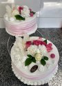 Tort weselny z kwiatami i białą czekoladą
